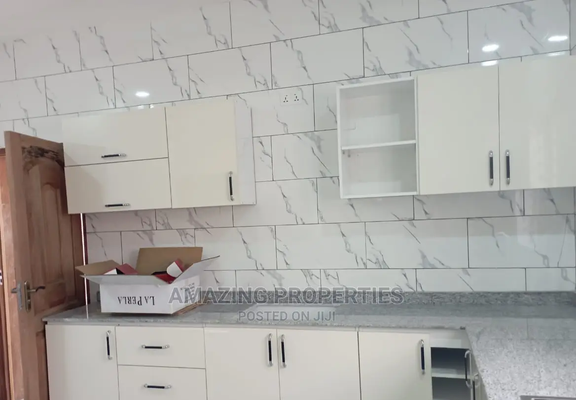 4bdrm House in Lake Side Estate for Sale