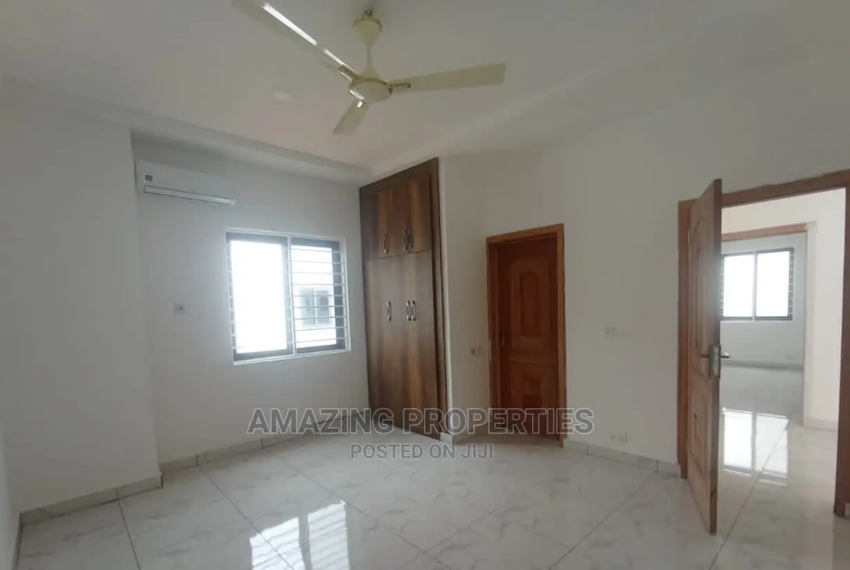 4bdrm House in Lake Side Estate for Sale