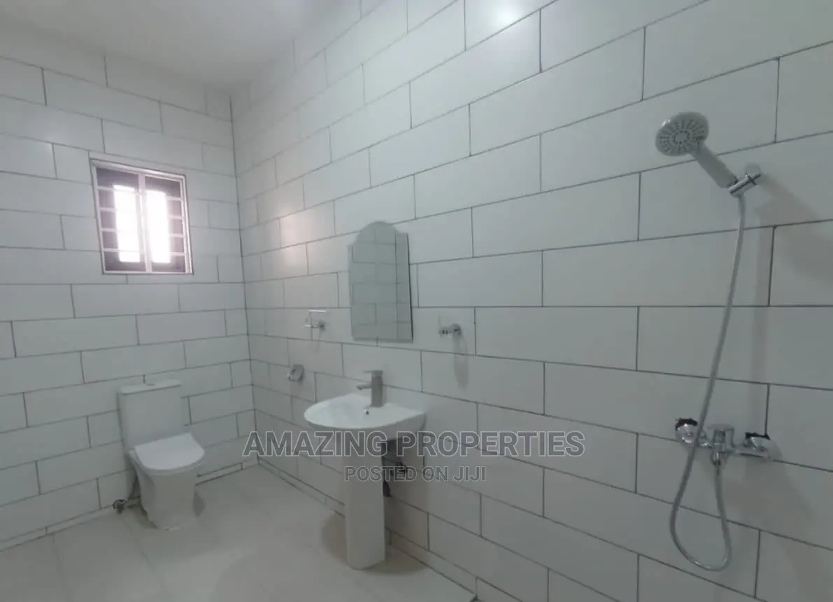4bdrm House in Lake Side Estate for Sale