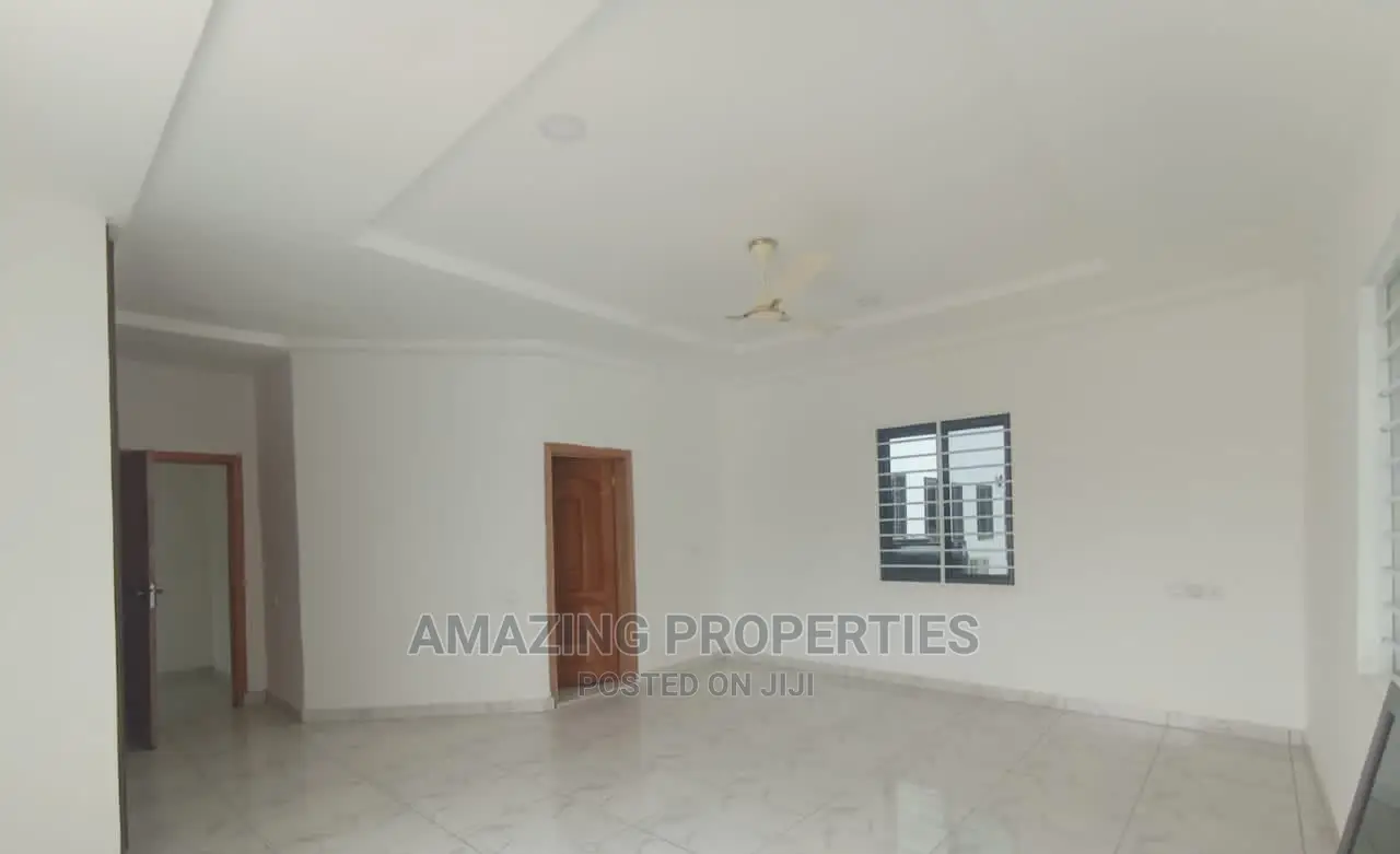 4bdrm House in Lake Side Estate for Sale