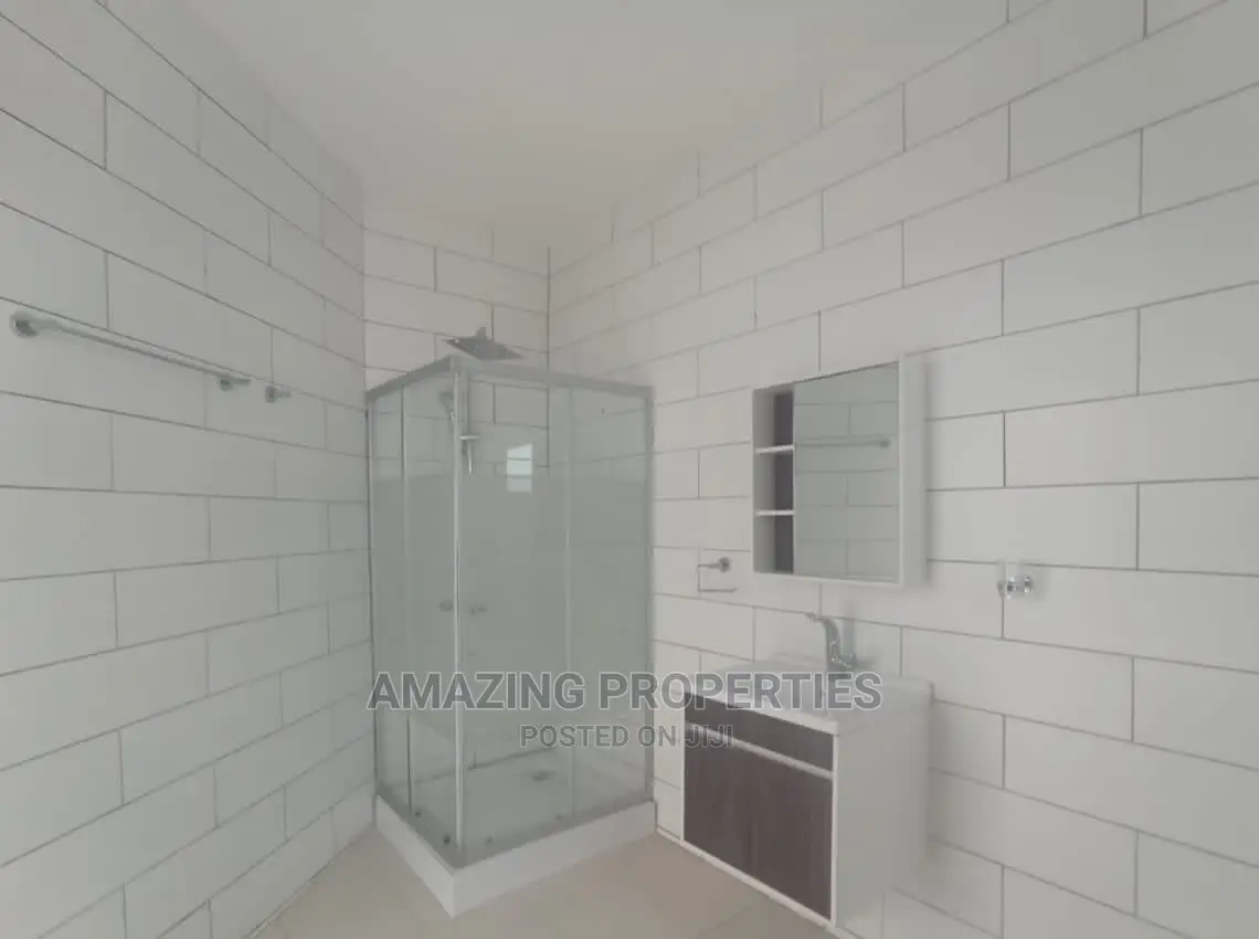 4bdrm House in Lake Side Estate for Sale