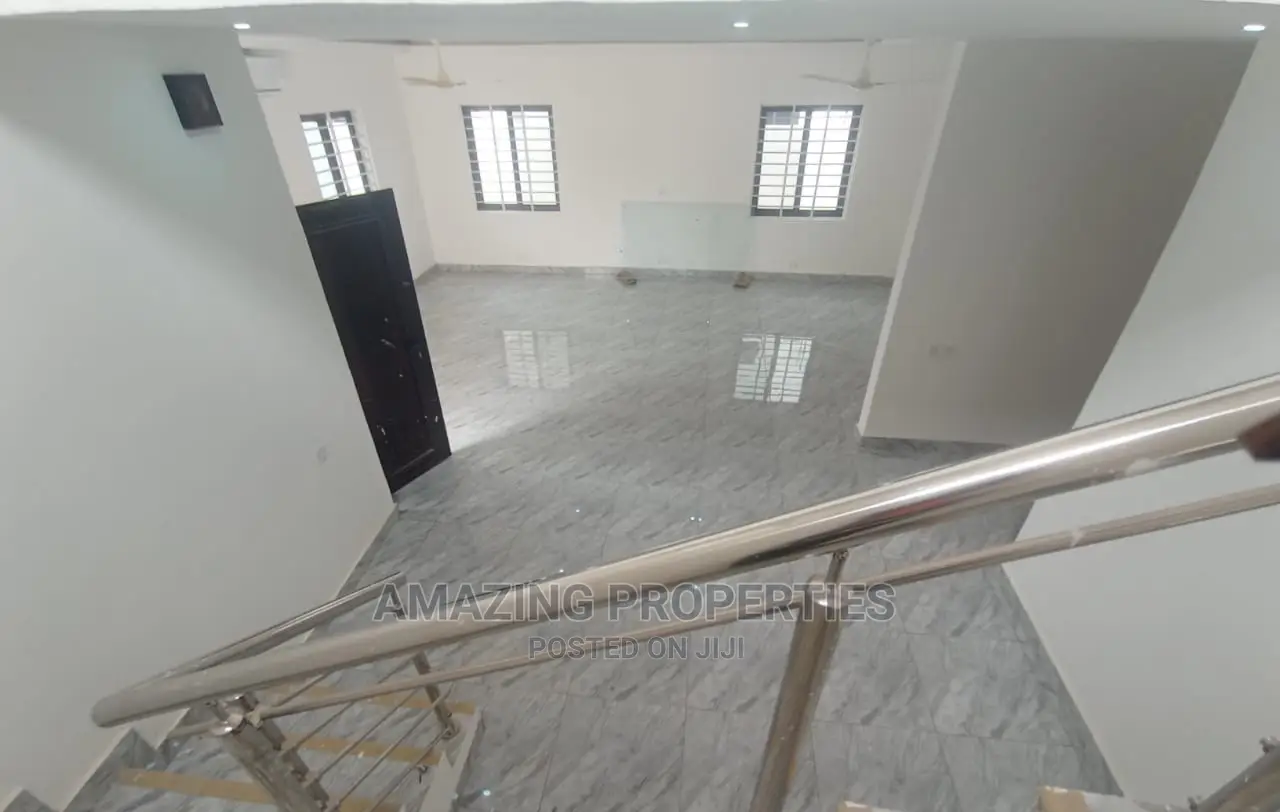 4bdrm House in Lake Side Estate for Sale