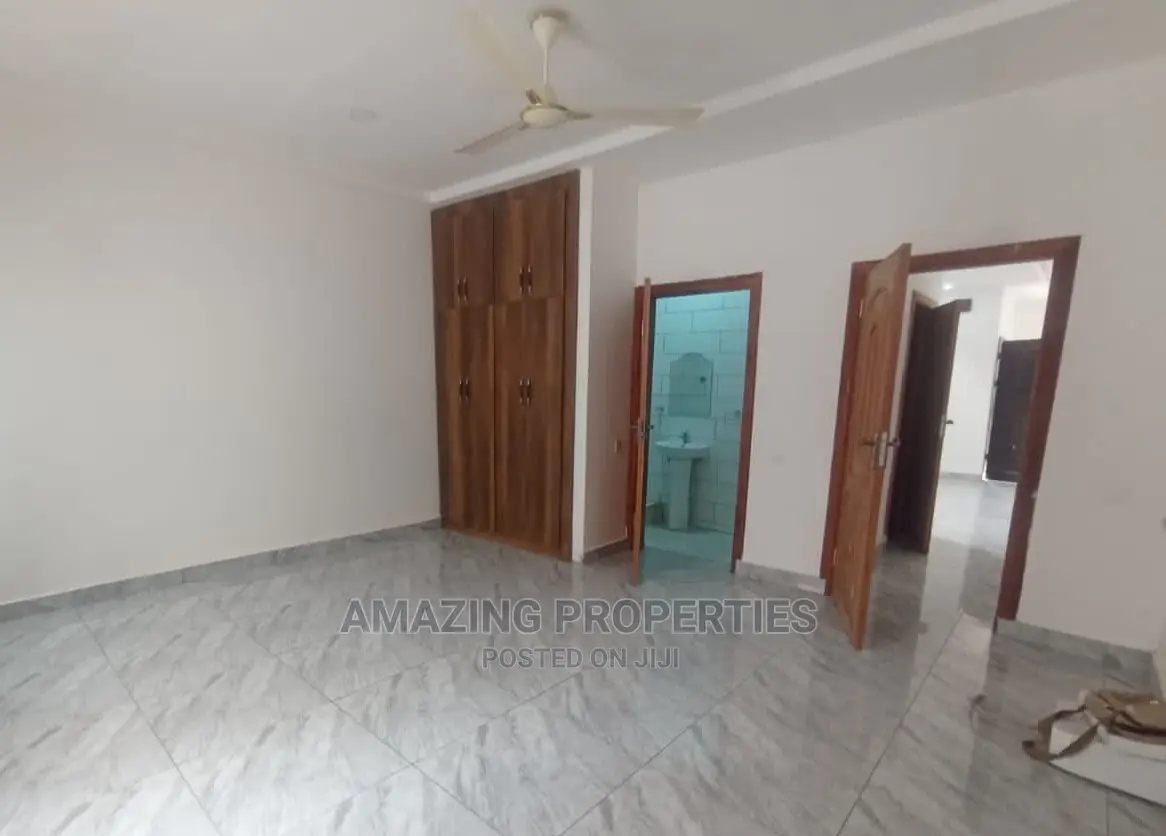 4bdrm House in Lake Side Estate for Sale