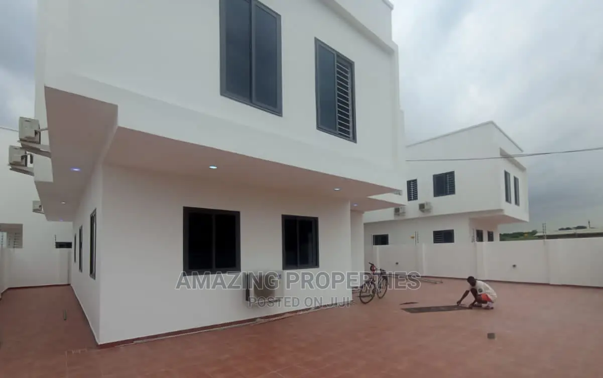 4bdrm House in Lake Side Estate for Sale