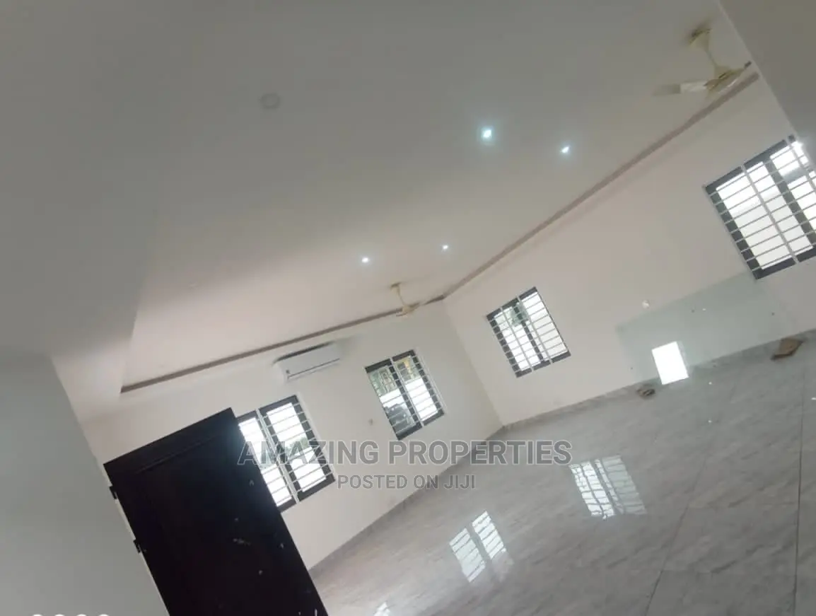 4bdrm House in Lake Side Estate for Sale