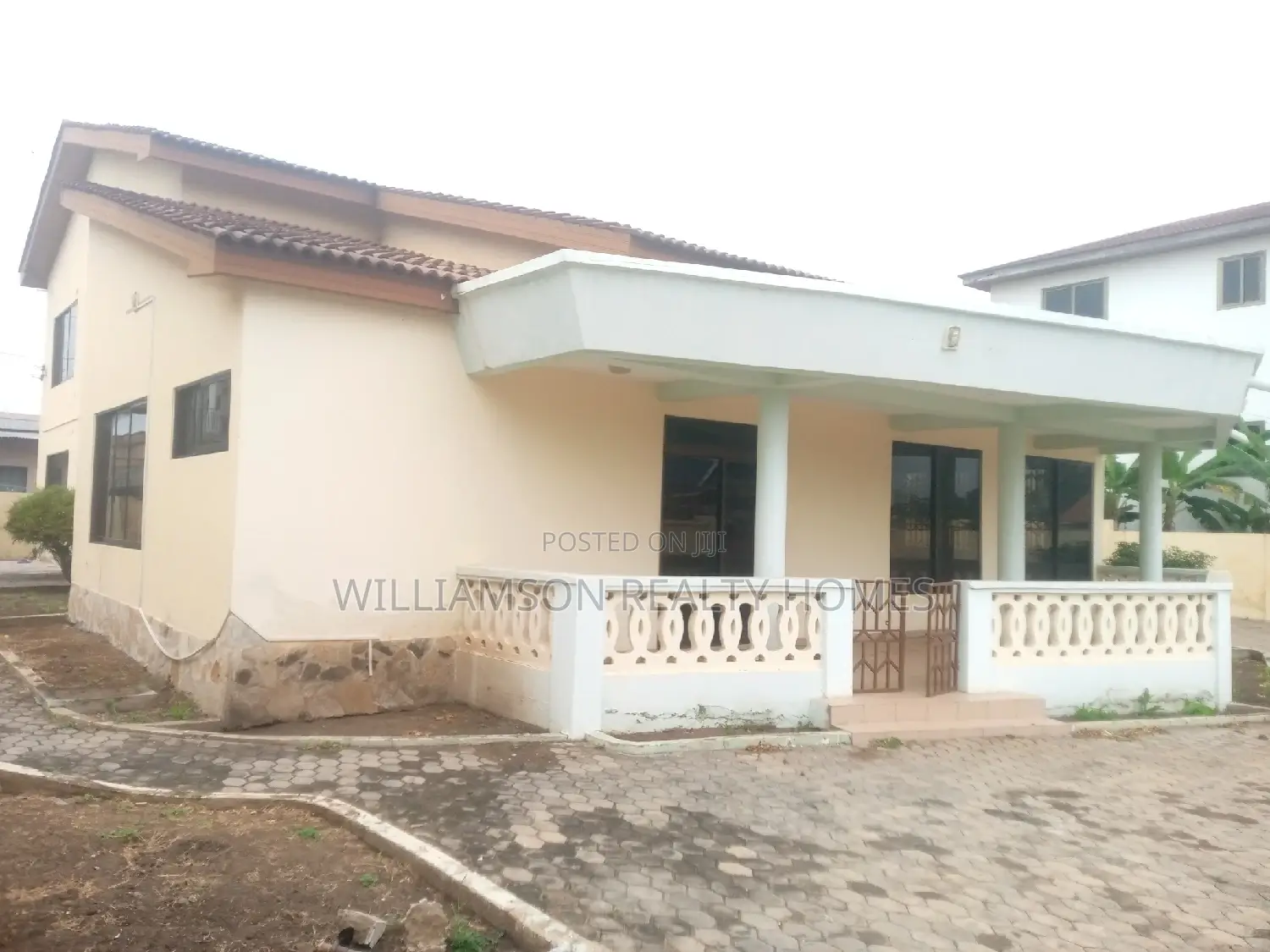 6bdrm House in Community 18, Spintex for rent