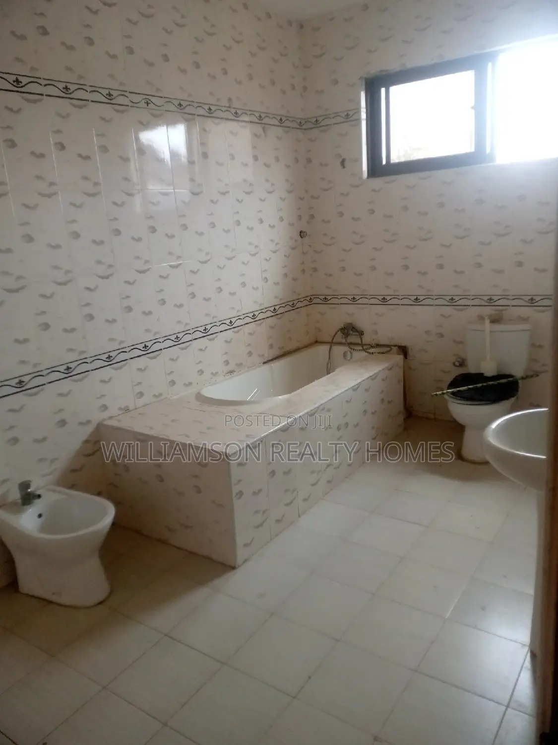 6bdrm House in Community 18, Spintex for rent