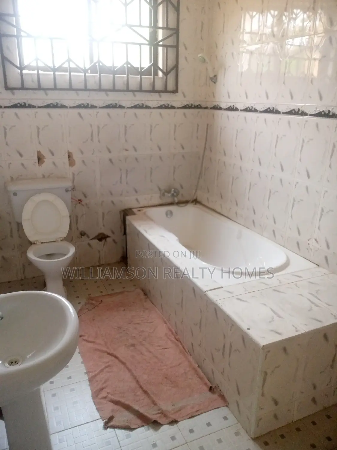 6bdrm House in Community 18, Spintex for rent