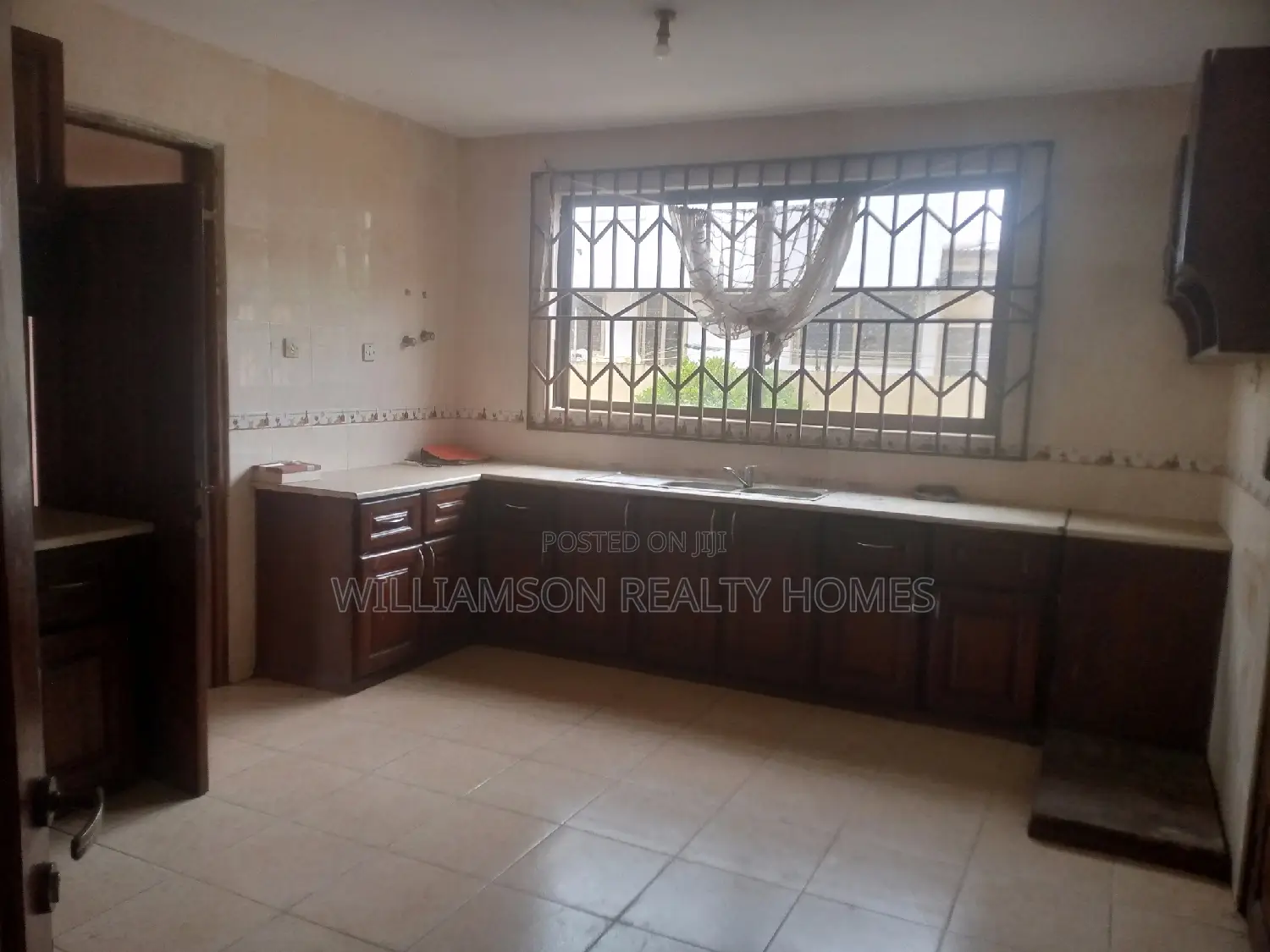 6bdrm House in Community 18, Spintex for rent