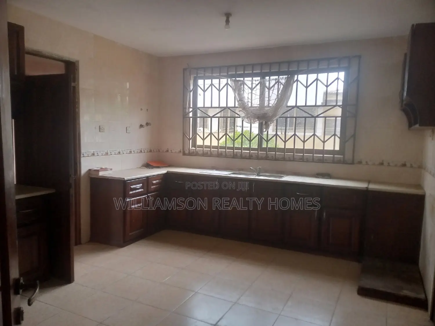 6bdrm House in Community 18, Spintex for rent