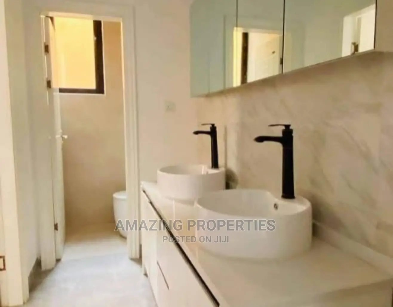 4bdrm House in Adjiriganor for Sale