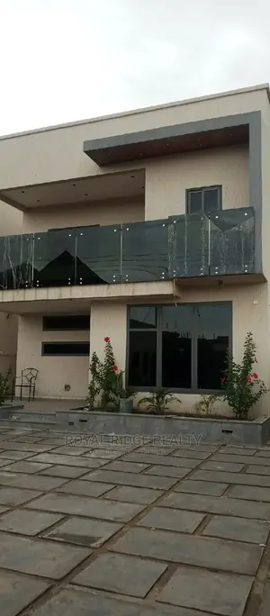 4bdrm Duplex in Lakeside, Accra Metropolitan for sale
