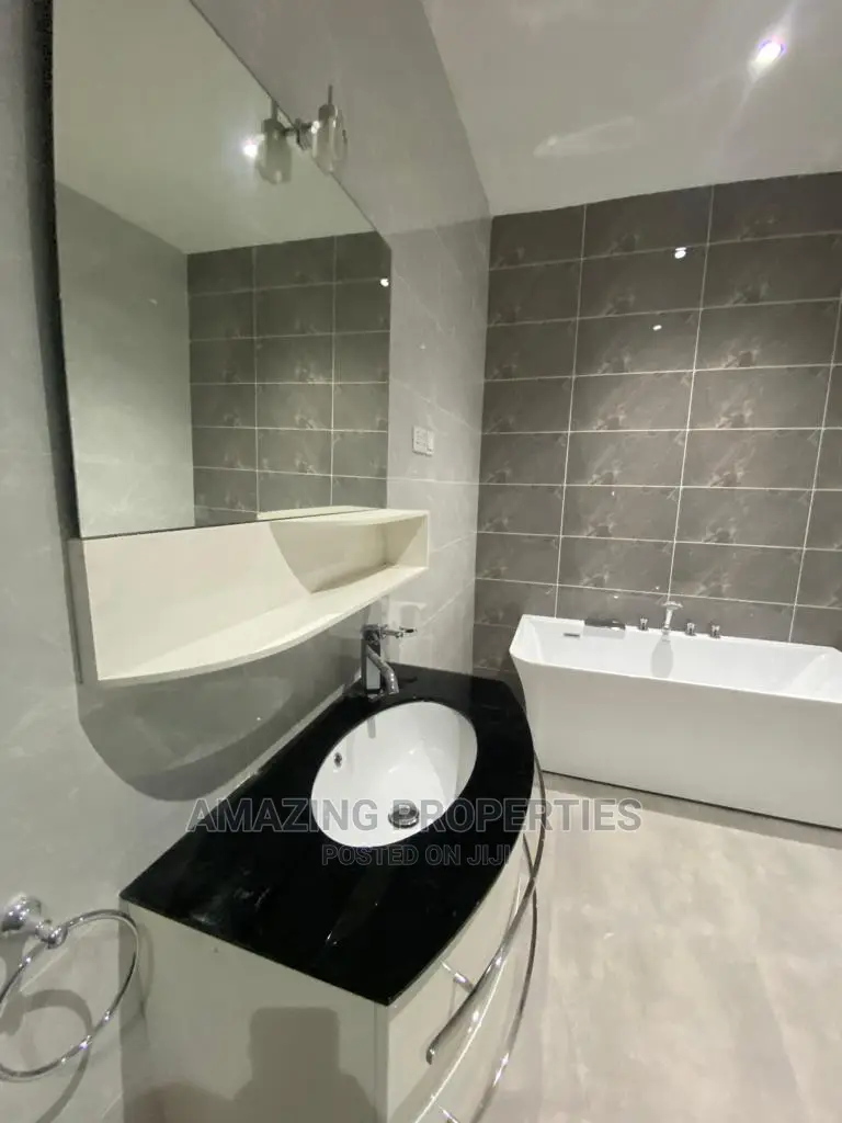 5bdrm House in East Legon for Sale