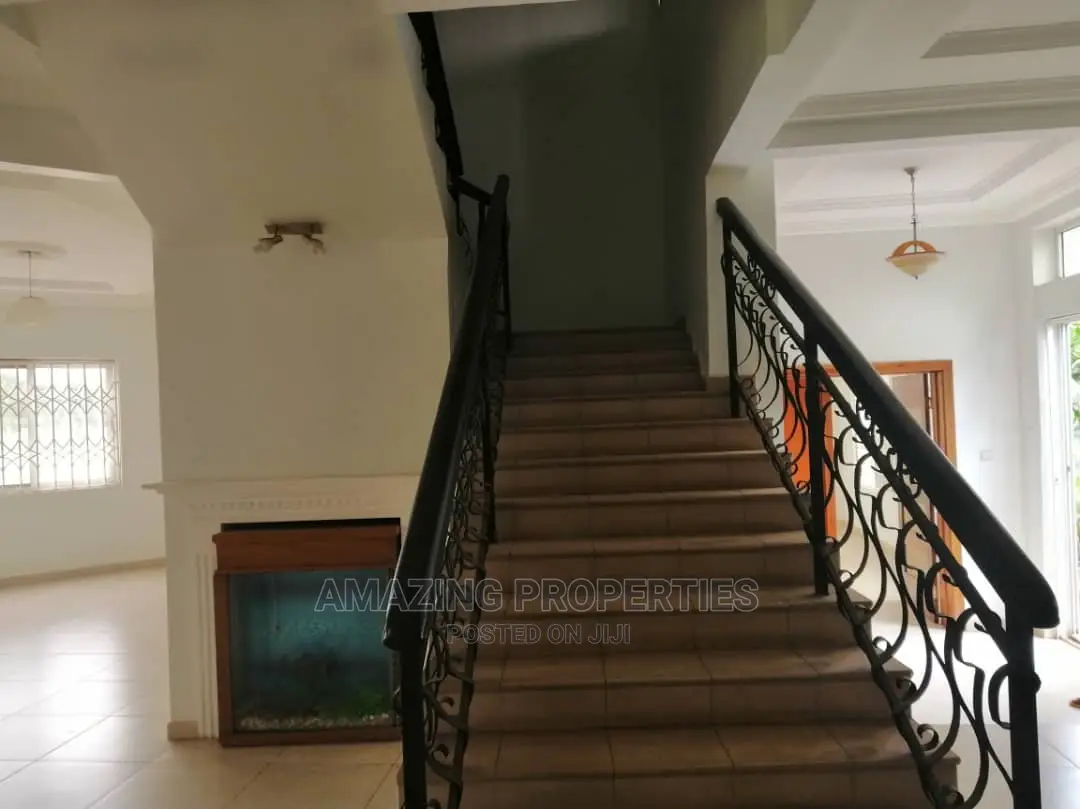 5bdrm House in Adjiringanor, Adjiriganor for Sale