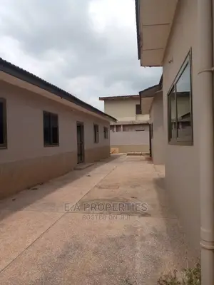 5bdrm House in E a Propertis, Papao for Sale