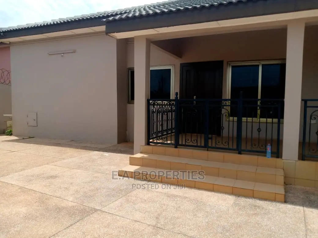 5bdrm House in E a Propertis, Papao for Sale