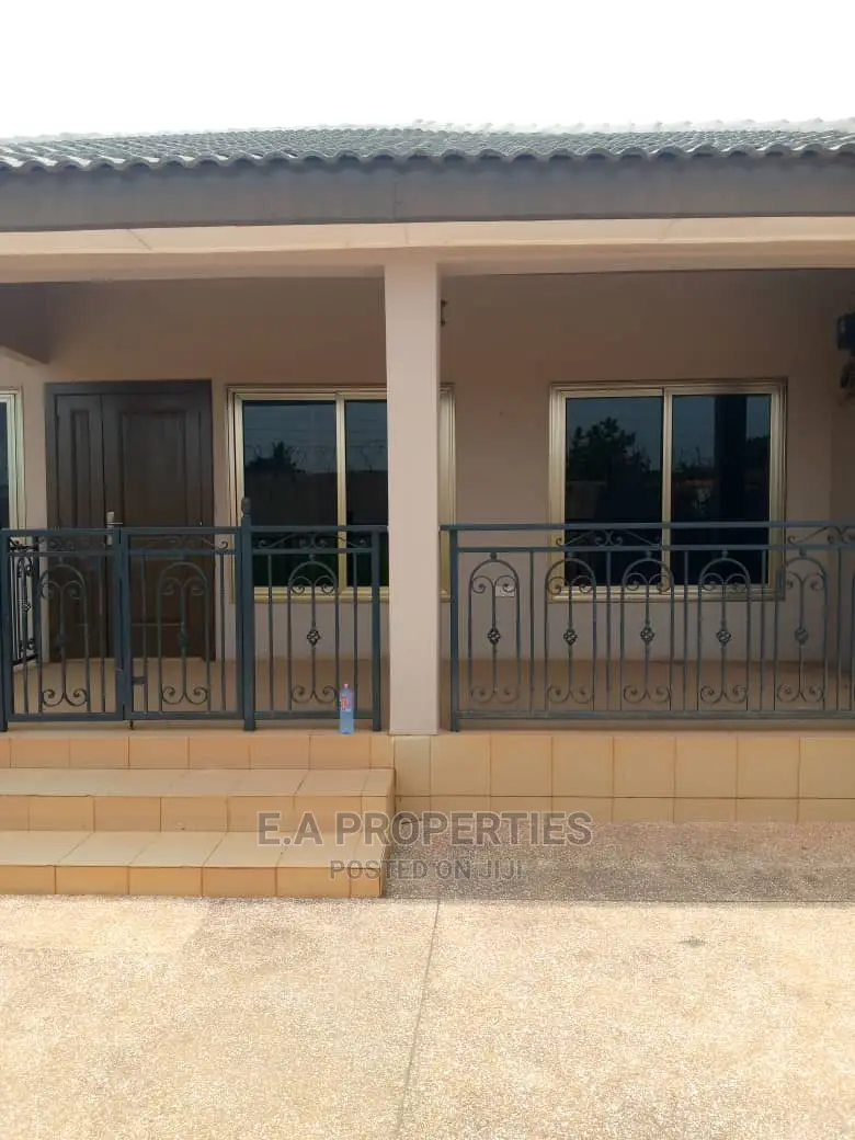5bdrm House in E a Propertis, Papao for Sale
