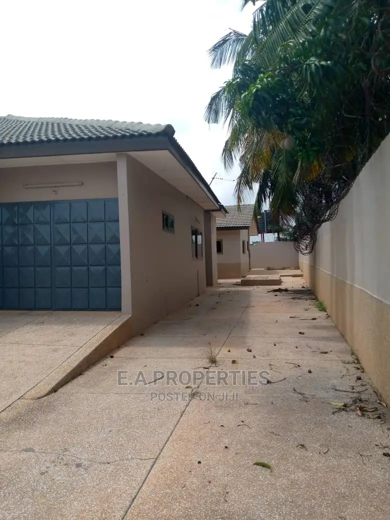 5bdrm House in E a Propertis, Papao for Sale