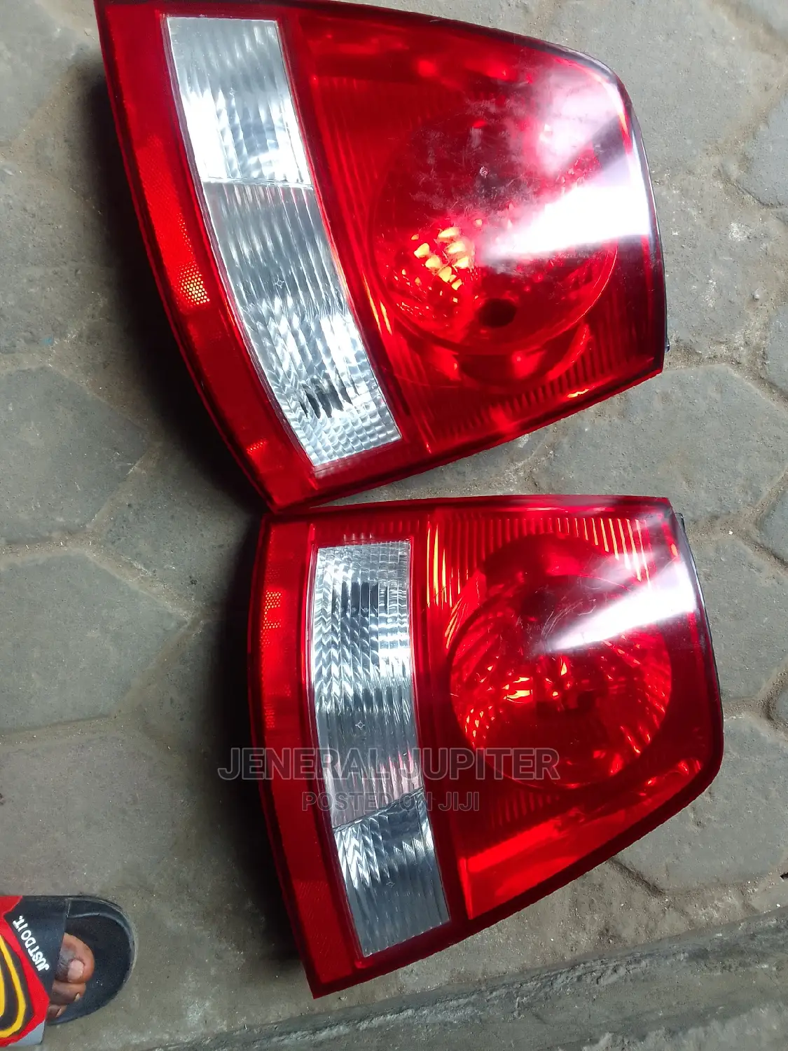 Kia Sorento 2005/7 Tail Light Pair.