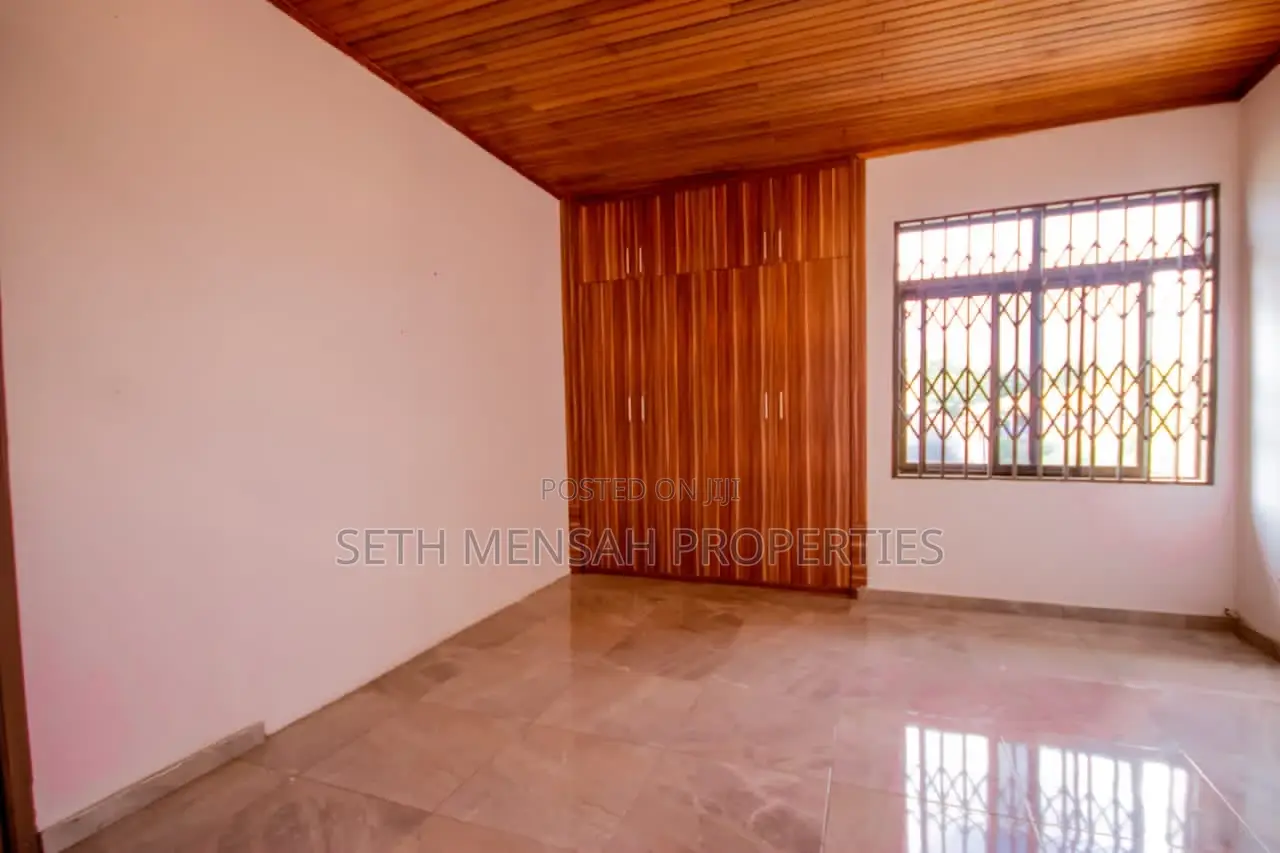 3bdrm House in Skm Property, Ashomang Estate for Sale