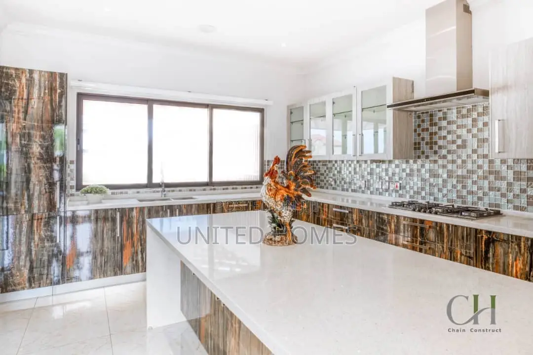 5bdrm House in Spintex for Sale