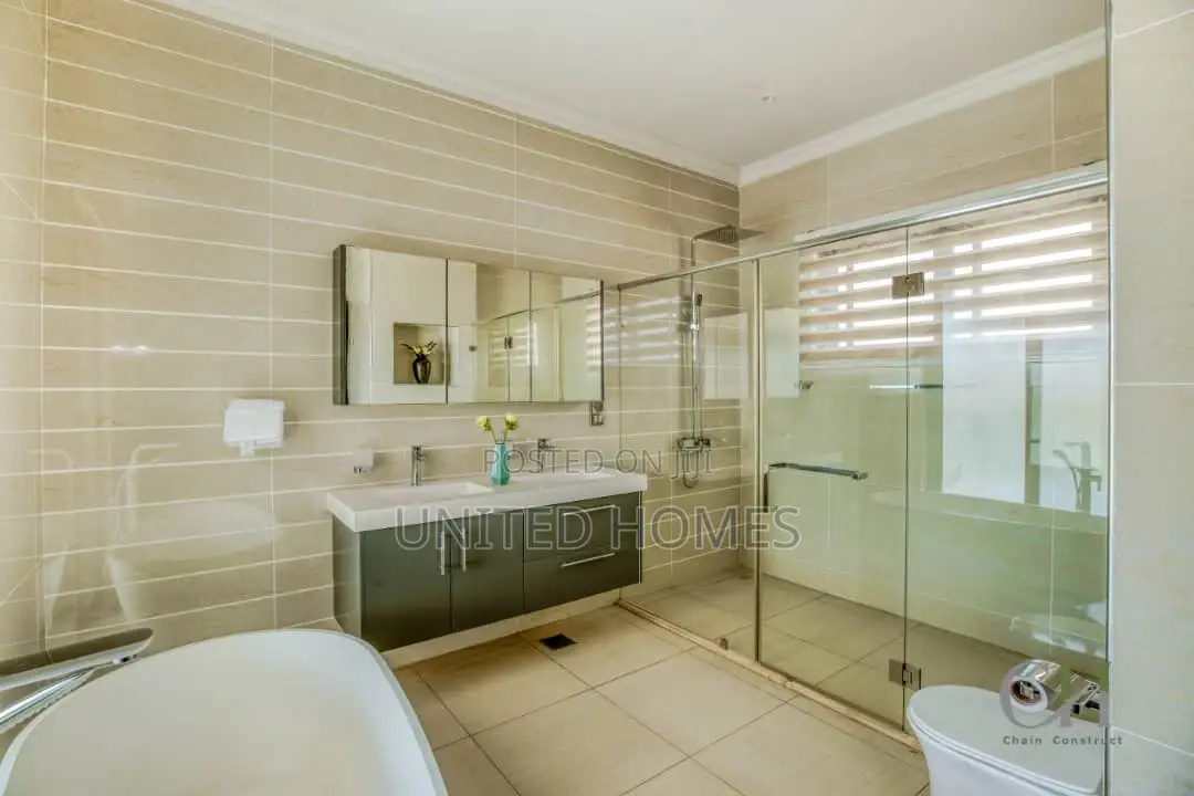 5bdrm House in Spintex for Sale