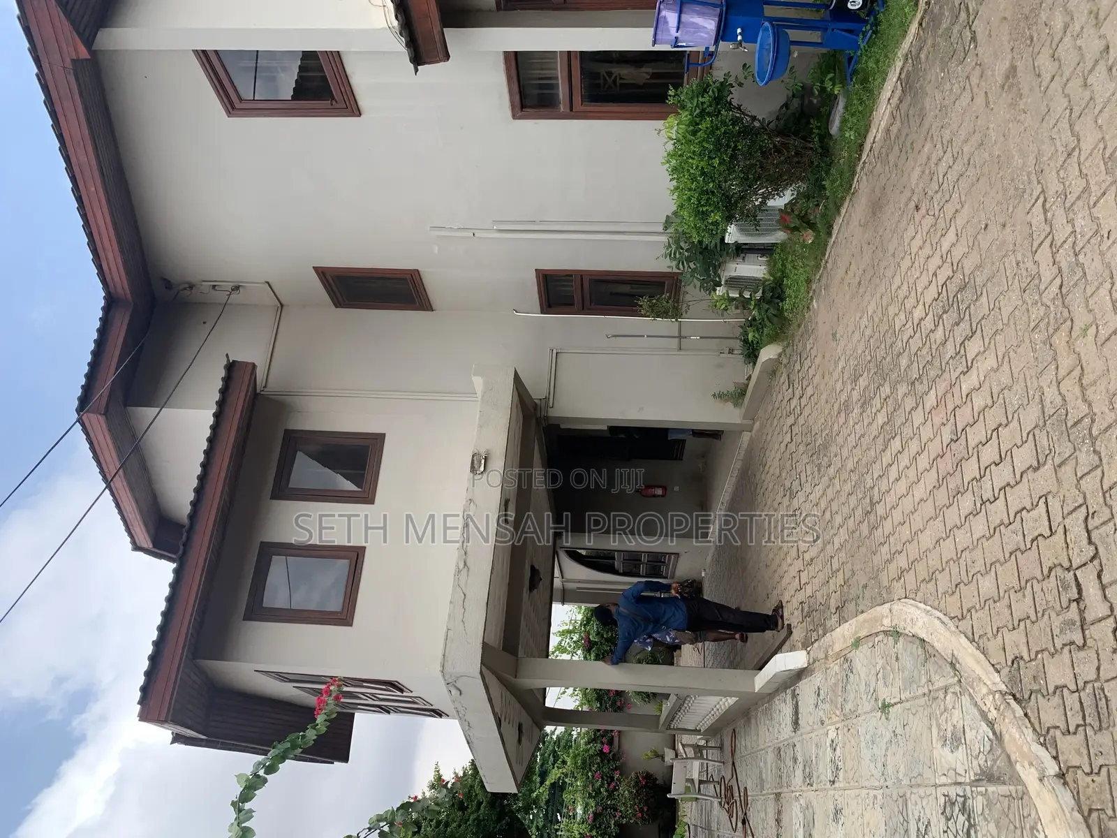 6bdrm House in Skm Property House, Achimota for Sale
