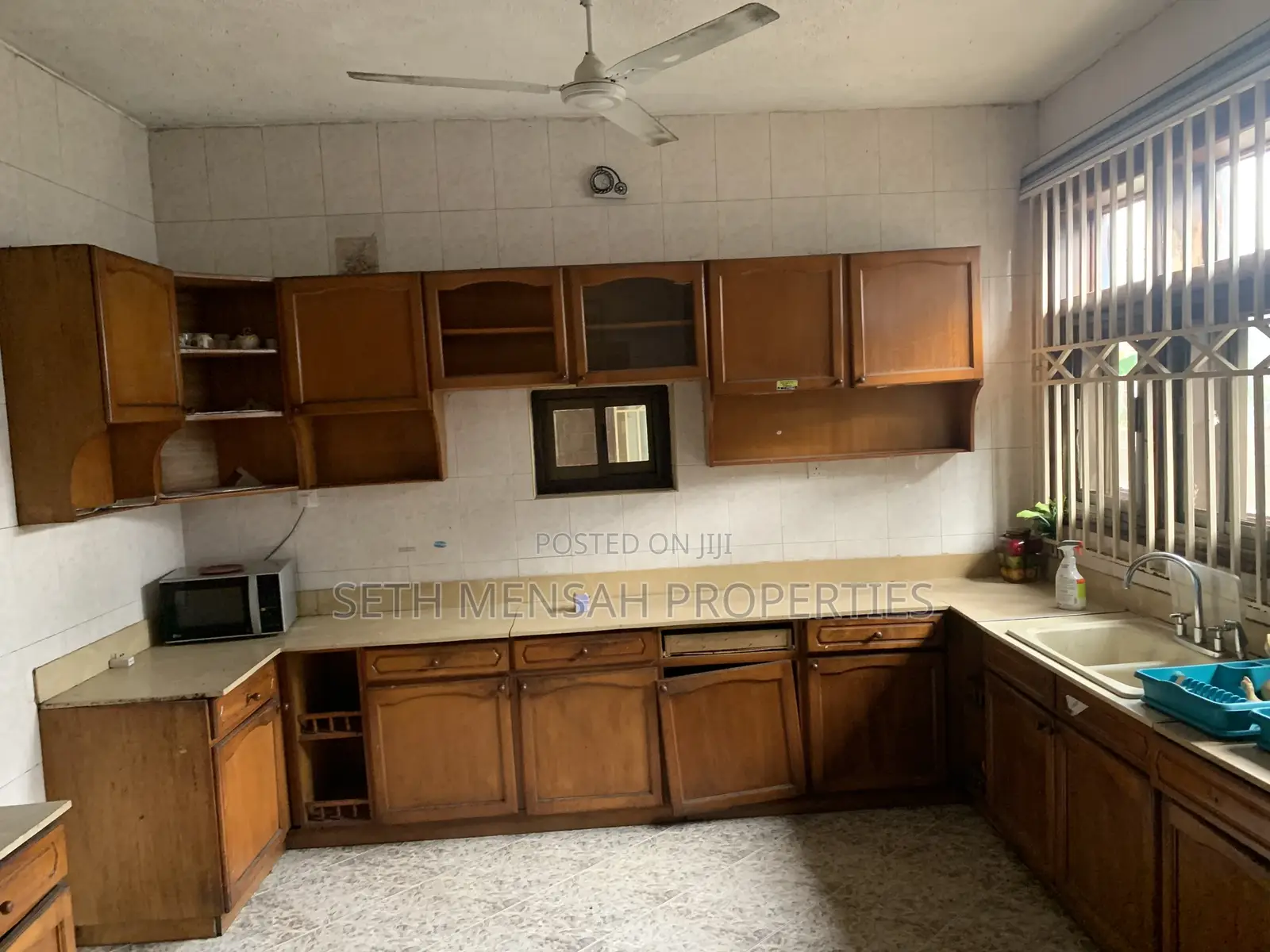 6bdrm House in Skm Property House, Achimota for Sale