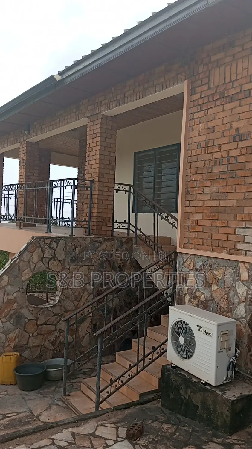 7bdrm Mansion in Ashongman, Ashomang Estate for Sale