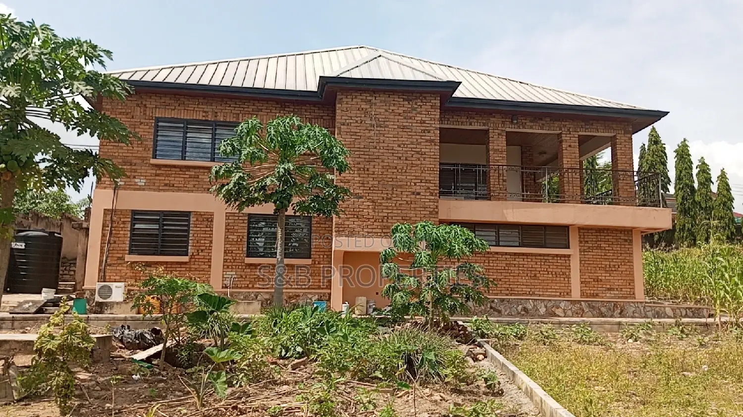 7bdrm Mansion in Ashongman, Ashomang Estate for Sale