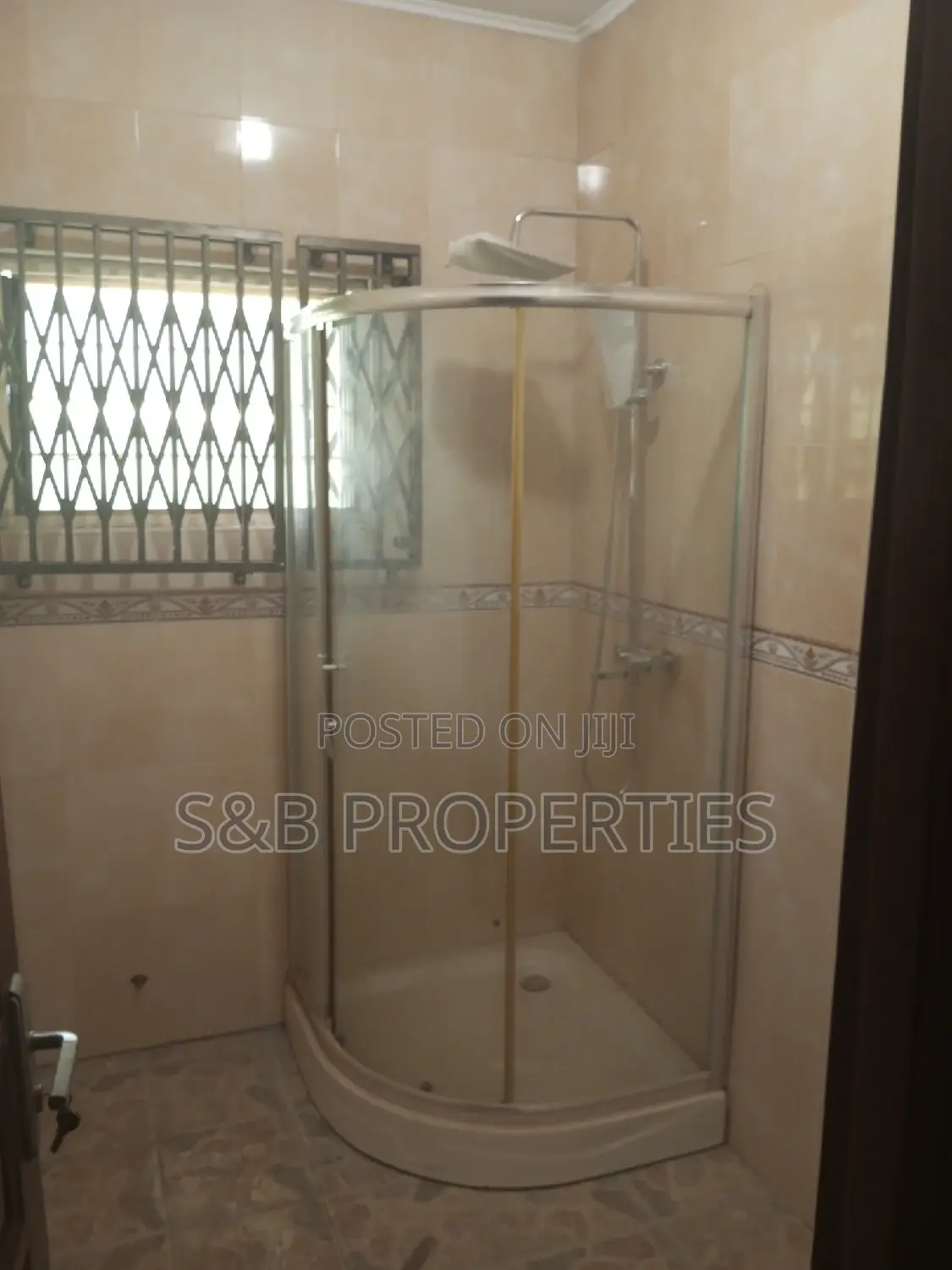7bdrm Mansion in Ashongman, Ashomang Estate for Sale
