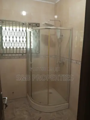7bdrm Mansion in Ashongman, Ashomang Estate for Sale