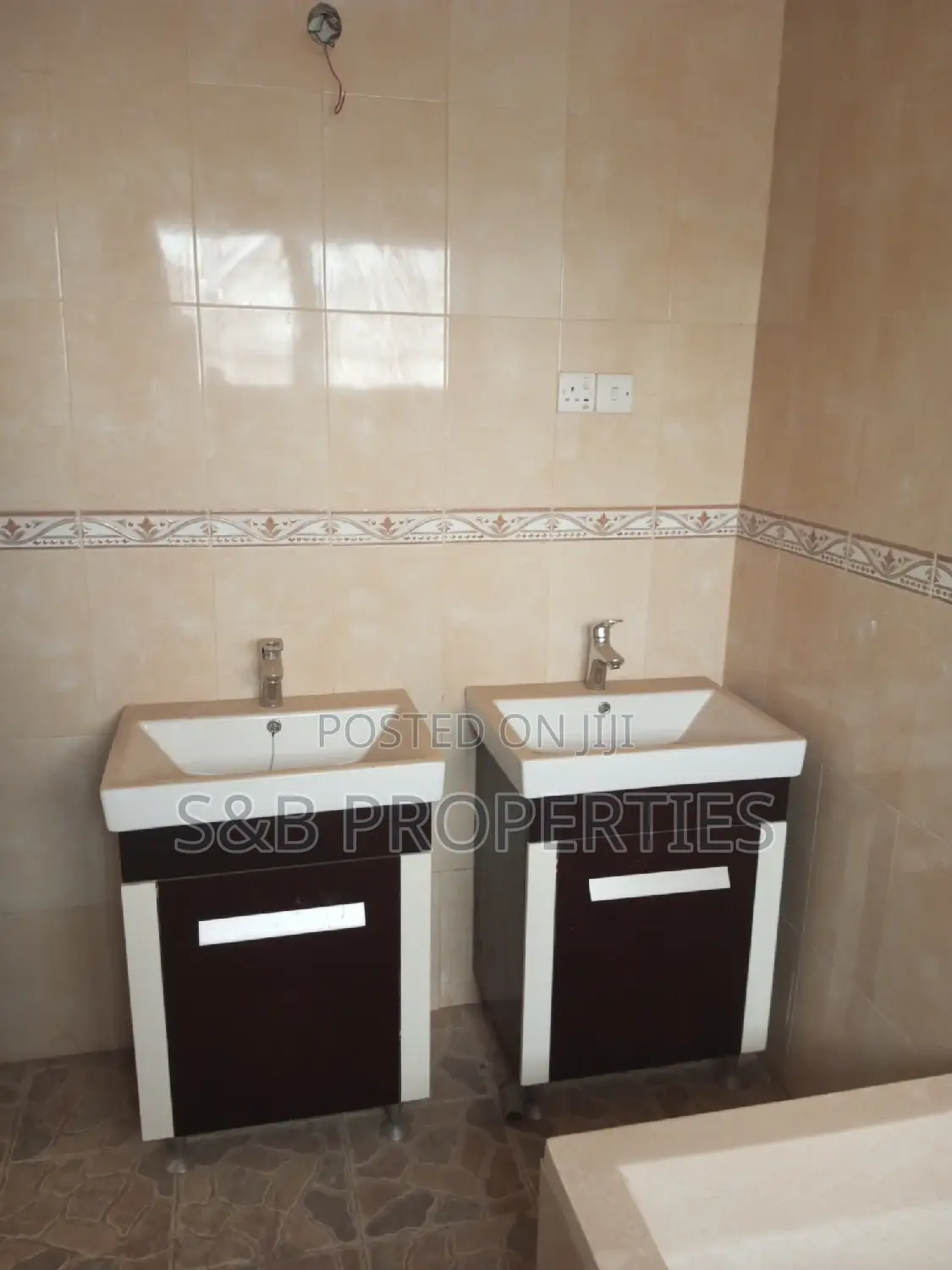 7bdrm Mansion in Ashongman, Ashomang Estate for Sale