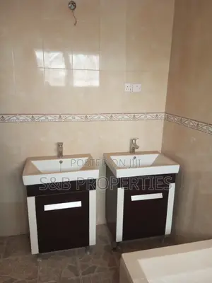 7bdrm Mansion in Ashongman, Ashomang Estate for Sale