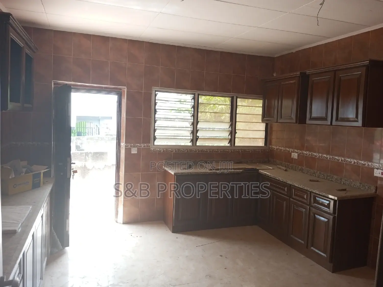 7bdrm Mansion in Ashongman, Ashomang Estate for Sale