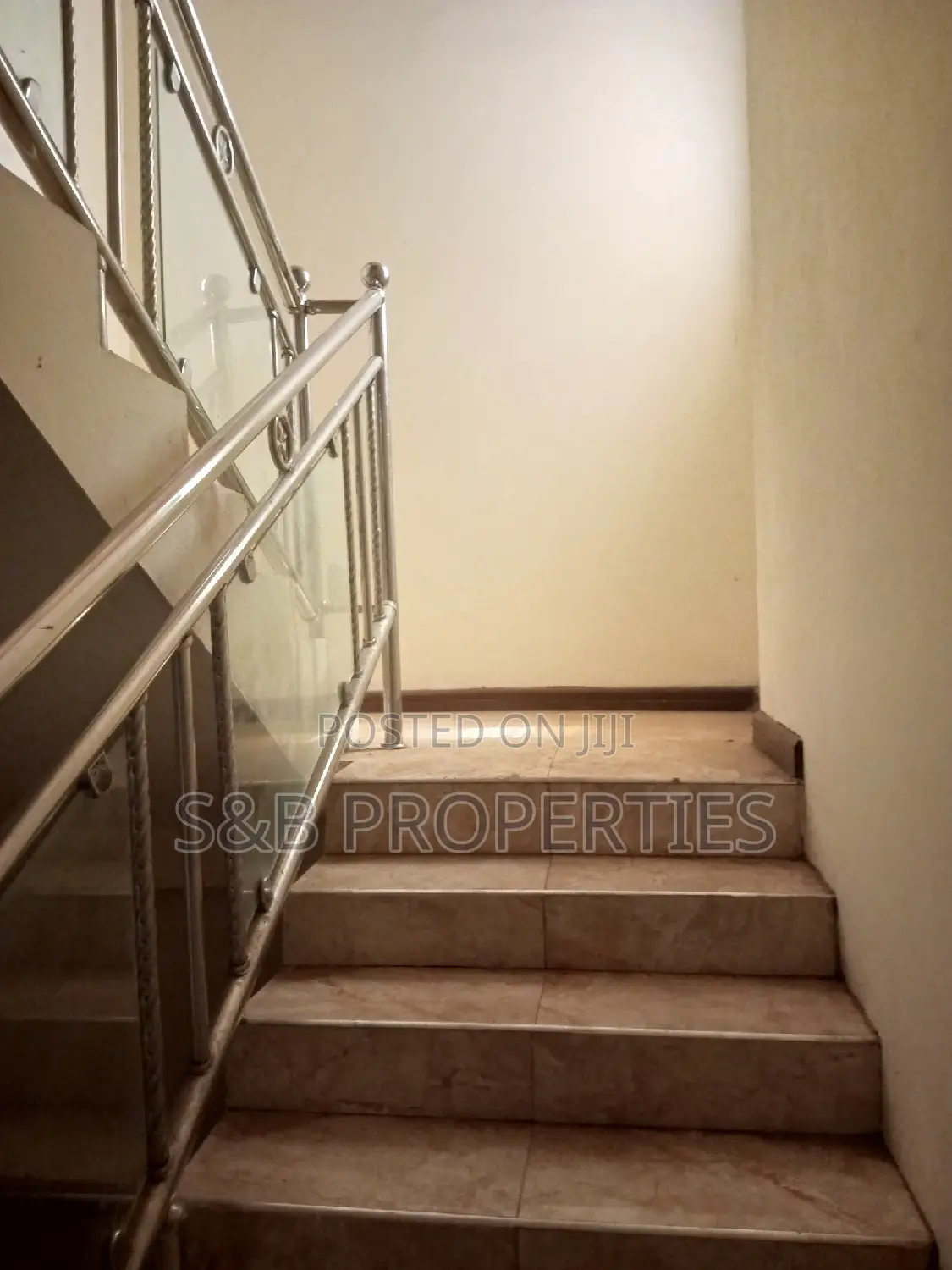 7bdrm Mansion in Ashongman, Ashomang Estate for Sale