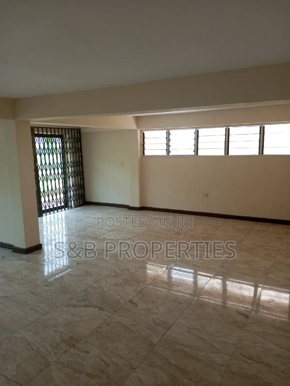 7bdrm Mansion in Ashongman, Ashomang Estate for Sale