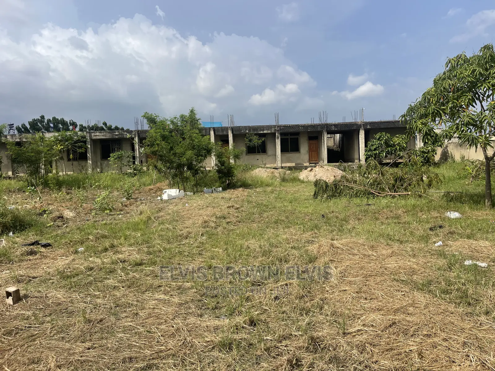 School Building on 6 Plot of Land for Sale at West Trasacco