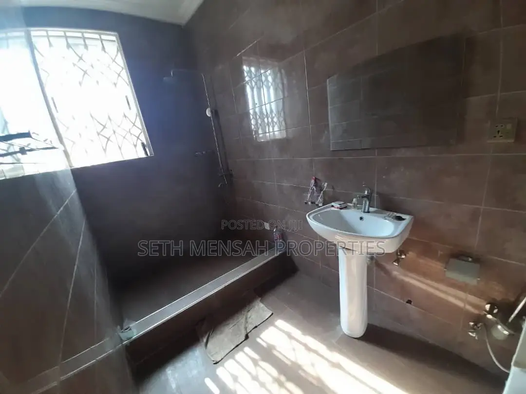 5bdrm House in 5 Bedroom House For, Adjiriganor for Rent