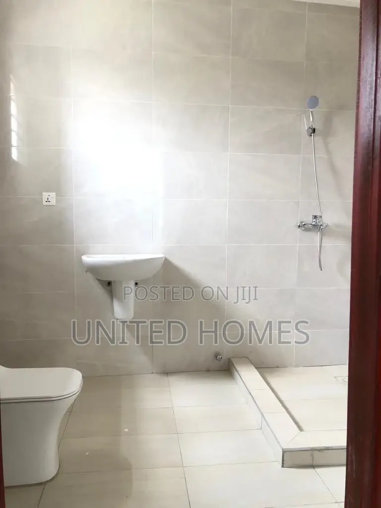 4bdrm House in Achimota for Sale