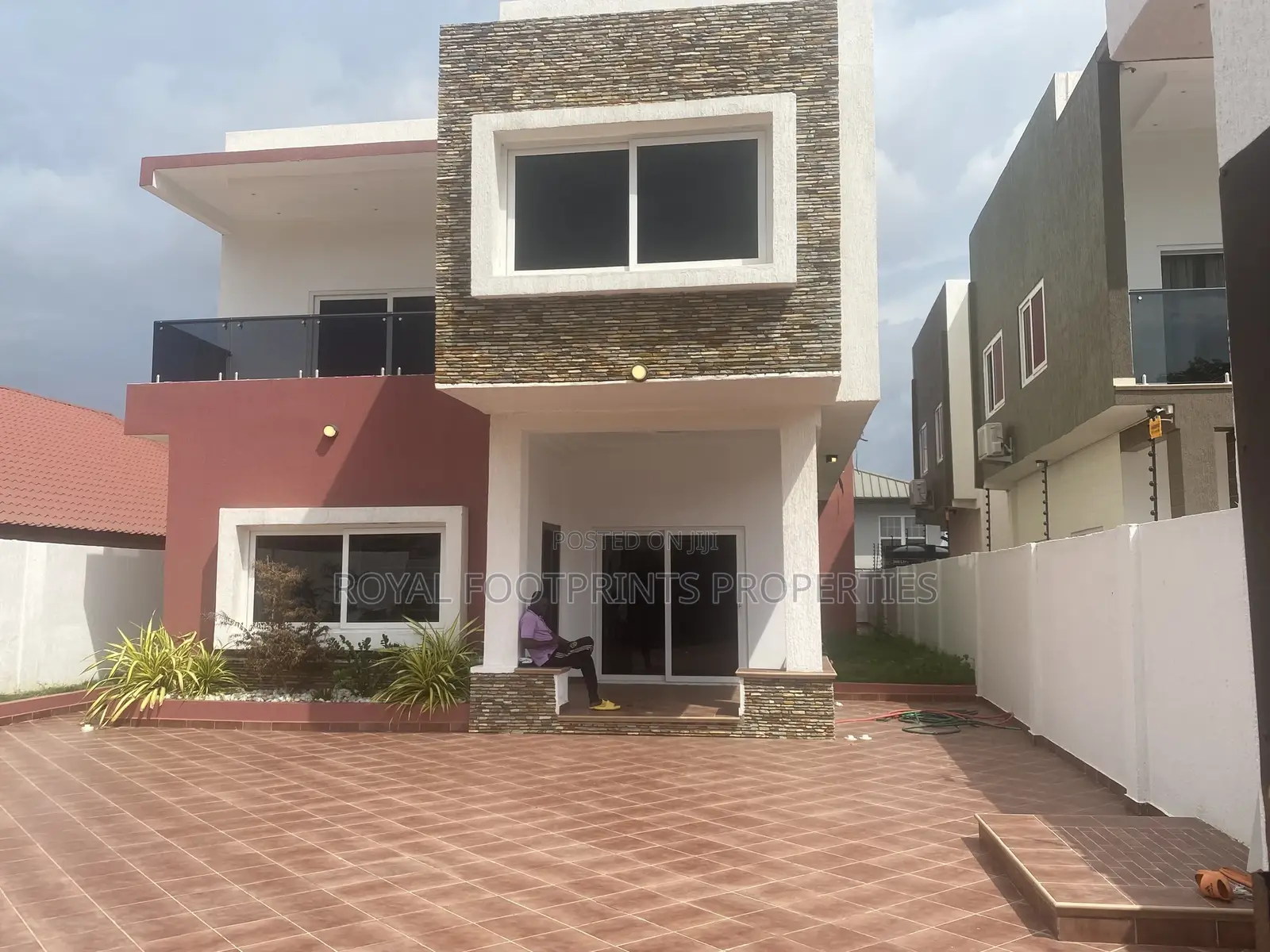 4bdrm House in Airport Residential Area for Sale