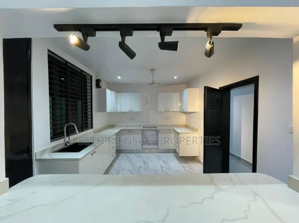 3bdrm House in 3 Bedroom House For, East Legon for Sale