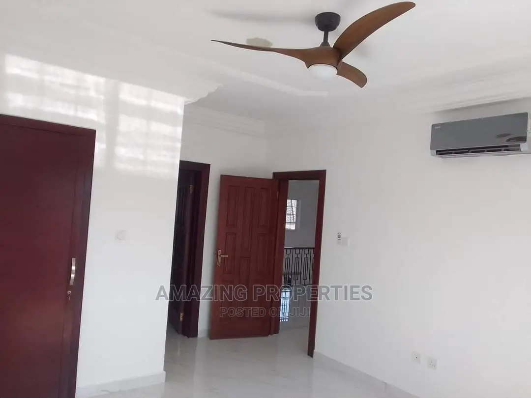 5bdrm House in 5Bedroom +2Bedroom, Cantonments for Sale