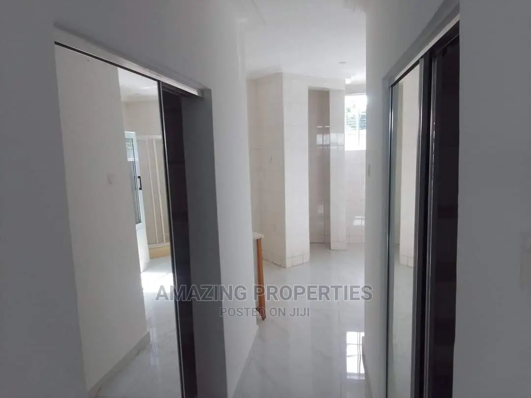 5bdrm House in 5Bedroom +2Bedroom, Cantonments for Sale
