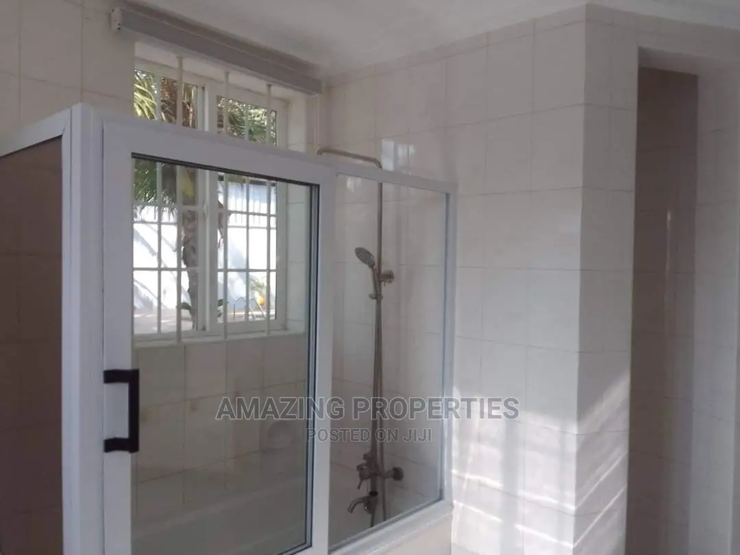 5bdrm House in 5Bedroom +2Bedroom, Cantonments for Sale