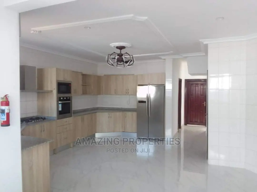 5bdrm House in 5Bedroom +2Bedroom, Cantonments for Sale