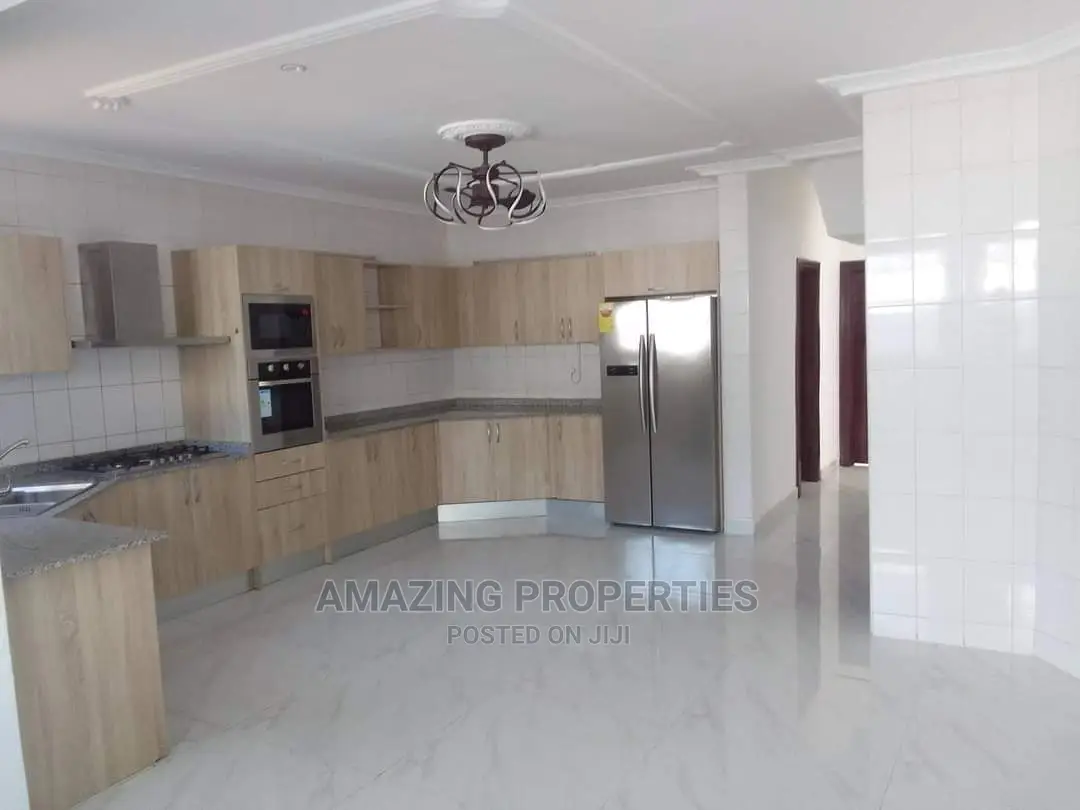 5bdrm House in 5Bedroom +2Bedroom, Cantonments for Sale
