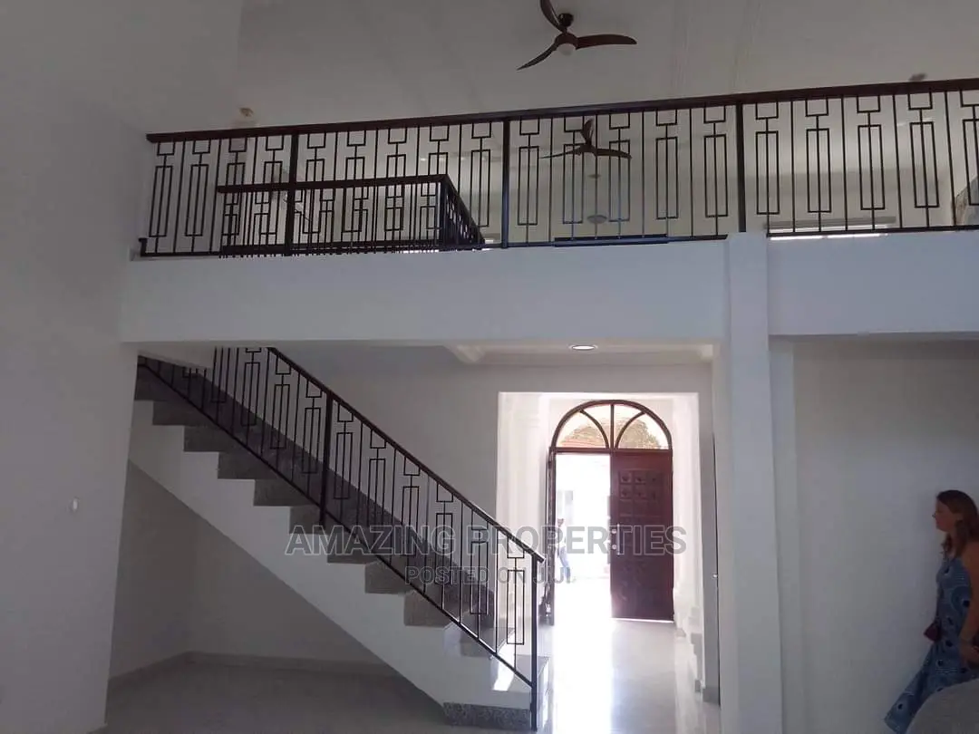 5bdrm House in 5Bedroom +2Bedroom, Cantonments for Sale