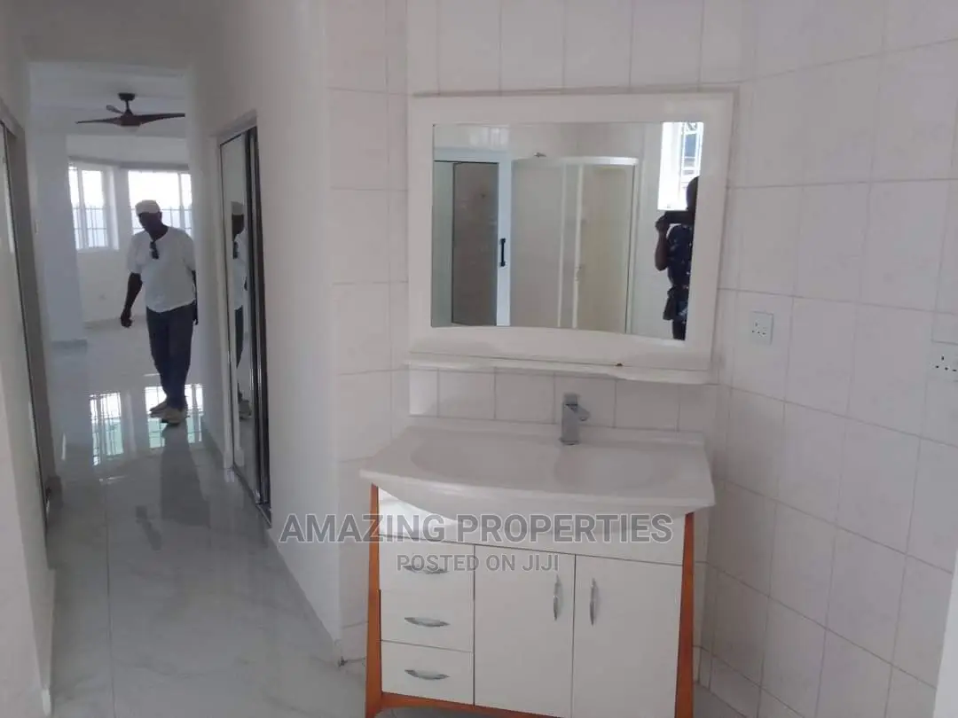 5bdrm House in 5Bedroom +2Bedroom, Cantonments for Sale