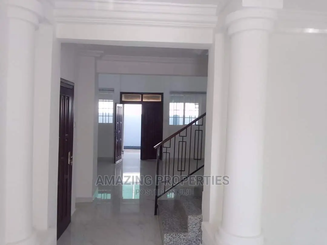 5bdrm House in 5Bedroom +2Bedroom, Cantonments for Sale